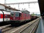 Gegenlichtaufname -- SBB - Re 6/6 11657 mit Gterzug bei der durchfahrt im Bahnhof Liestal am 15.06.2012