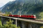 Eine Re 18/18 mit einem Postzug am 27.08.2009 unterwegs bei Wassen.