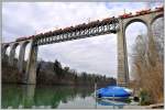 Die Re 6/6 11609  Uzwil  zieht ihren beladenen Kieszug ber das Eglisauer Viadukt.