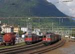 SBB: Der ORIENTEXPRESS mit einer Re 8/8 anlsslich einer Ueberholug durch einen Gterzug mit einer Re 10/10 in Airolo am 15.