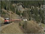 Eine  Re 10/10 , bestehen aus Re 6/6 11631 und einer Re 4/4 II, mit einem Kieszug bei Kilometer 66 oberhalb Wassen auf der Gotthard Nordrampe strebt dem nahen Göschenen zu.