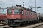 Re 6/6 11630 steht am Güterbahnhof in Muttenz.