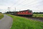 Re 6/6 11618 ''Dübendorf'' mit Güter kurz vor Lyssach, 04.07.2014.