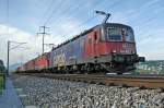 Cargolok Re 620 060-4  mit drei roten Helfern (2 Re 4/4 und 1 Re 6/6) unterwegs im Fricktal (Aargau) am 22.9.2006