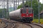 Re 6/6 11616 kommt am 24.6.2014 mit einem Holcim Zementzug bei Reichenburg vorbeigerauscht.