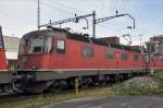 Re 6/6 11668 ist beim Güterbahnhof Muttenz abgestellt.