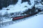 Die Prototyp Re 6/6 11601  Wolhusen  schiebt einen Güterzug den Gotthard hinauf, welcher von zwei BR 185 der DB gezogen wurde.