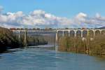 Unbekannt gebliebene Re 6/6 überfährt mit einem Schotterzug aus Hüntwangen die Rheinbrücke in Eglisau.Bild vom 5.3.2015