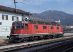 SBB: Re 6/6 11654  VILLENEUVE  in Oensingen vor der Kulisse des Schlosses Neu-Bechburg am 18.