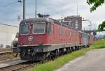 Re 6/6 11667 wartet am Güterbahnhof Muttenz auf den nächsten Einsatz.