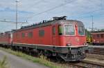 Re 6/6 11664 wartet beim Güterbahnhof Muttenz auf den nächsten Einsatz.