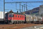 Re 6/6 11648 durchfährt den Bahnhof Sissach.