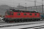 Mit einer Achse auf dem Rollbock liegend ist Re 6/6 11652 KERZERS am 01.02.2015 in St.