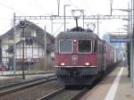 SBB - Re 10/10 mit Re 6/6 11667 und Re 4/4 11335 mit Güterzug bei der Durchfahrt im Bahnhof Hindelbank am 12.03.2016