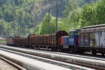 SBB: Langer Güterzug mit der Re 6/6 11613  RAPPERSWIL  anlässlich der Bahnhofausfahrt in Reuchenette-Péry am 26. Mai 2016. Besonders zu beachten gibt es bei dieser Aufnahme der mitgeführte Tm IV, mit dem der Lokführer die Holzwagen selber rangierte.
Foto: Walter Ruetsch