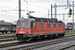 Re 6/6 11615/620 015-8 durchfährt den Bahnhof Pratteln.