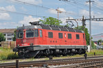 Re 6/6 11615 620 015-8) durchfährt den Bahnhof Pratteln.