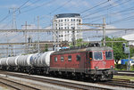 Re 6/6 11628 durchfährt den Bahnhof Pratteln.