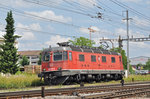 Re 620 015-8 durchfährt den Bahnhof Pratteln.