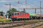 Re 6/6 11644 durchfährt den Bahnhof Pratteln.