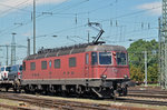 Re 6/6 11616 durchfährt den Badischen Bahnhof.