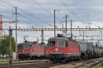 Zwei Güterzüge, mit den Loks 11616 und 11338, durchfahren den Bahnhof Pratteln.