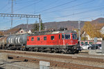 Re 6/6 11622 durchfährt den Bahnhof Sissach.