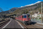 Re 6/6 11678  Bassersdorf  und eine unbekannte Re 4/4 II durchfahren am 12. November 2016 mit einem UKV-Zug den Bahnhof Faido in südlicher Richtung. Das verlassene Hotel im Hintergrund erinnert an die Glanzzeiten des Ortes, als die Mailänder Oberschicht hierher in die Ferien kam.