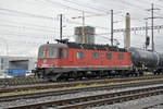 Re 6/6 11630 durchfährt den Bahnhof Pratteln.