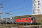 Re 6/6 11628 durchfährt den Bahnhof Pratteln.