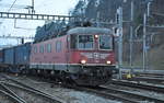 Eine Re 620 verlässt mit einem Güterzug den Bahnhof Arth-Goldau.