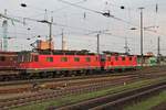 Nachschuss auf Re 6/6 11682  Pfäffikon SZ  und Re 4/4 11328, als sie am Morgen des 06.08.2015 zusammen mit einem Containerzug über Gleis 1 durch den Badischen Bahnhof von Basel in Richtung