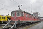 Re 6/6 11667 wartet beim Güterbahnhof Muttenz auf den nächsten Einsatz.