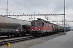 Re 6/6 11648 durchfährt den Güterbahnhof Muttenz.