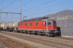 Re 6/6 11683 durchfährt den Bahnhof Gelterkinden.