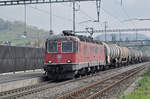 Re 6/6 11629 durchfährt den Bahnhof Gelterkinden.