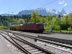 SBB - Re 6/6 11637 mit Baumaschine bei der durchfahrt im Bahnhof Gwatt am 10.05.2017