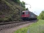 Den Gotthard bereits hinter sich gelassen hat am 01.05.2007 Re 6/6 620 087-7 und eine uns unbekannte Re 4/4 bei Sisikon.