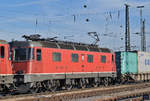 Re 6/6 11650 durchfährt den Badischen Bahnhof.