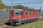 Re 620 035-6 wartet auf einem Nebengleis beim Bahnhof Gelterkinden.