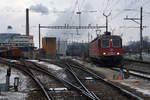 SBB: Die Re 620 050-5 Schönenwerd vor einem Rübenschnitzelzug im Areal der Zuckerfabrik Aarberg.