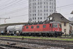 Re 620 040-6 durchfährt den Bahnhof Pratteln. Die Aufnahme stammt vom 04.12.2017.