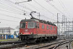 Re 620 044-8 durchfährt solo den Bahnhof Pratteln.