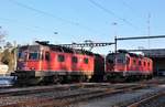 SBB Re 620 022-4 (SBB Re 6/6 Nr. 11622)  Suhr  abgestellt auf dem Abstellgleis im Bf. Bülach. Links: Die SBB Re 620 040-6 (SBB Re 6/6 Nr. 11640)  Münchenstein  verlässt im Bild als Lokzug den Bahnhof Bülach in Richtung Eglisau.