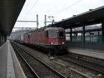 SBB - Re 6/6 620 071-1 mit Re 4/4 11329 vor Güterzug unterwegs in Spiez am 25.02.2018