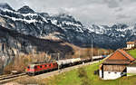 Die Re 6/6 II 620 040-6 fährt in Unterterzen mit einem Kesselwagenzug vorüber.Bild 23.3.2018