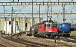 Die Re 620 054-7 fährt mit einem Düsentreibstoffzug in den Bahnhof Pratteln ein.Bild 22.3.2018