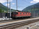 SBB - Re 6/6 620 021-6 unterwegs im Bahnhof Brig mit Güterzug am 18.05.2018