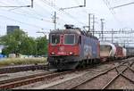 Gemischter Gz mit Re 6/6 11660  Tavannes  (620 060-4) SBB durchfährt den Bahnhof Pratteln (CH) in westlicher Richtung.
Aufgenommen von der Güterstrasse.
[10.7.2018 | 12:16 Uhr]