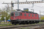 Re 620 085-1 durchfährt den Bahnhof Pratteln.